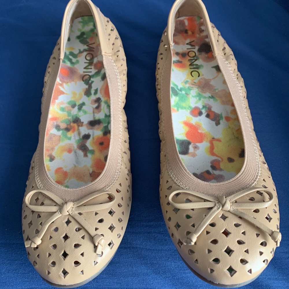 Vionic Nude Tan Flats